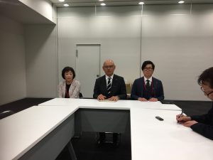 会見に臨む、左から副理事長横江弘美、理事長小林、丹羽EOF実行委員会